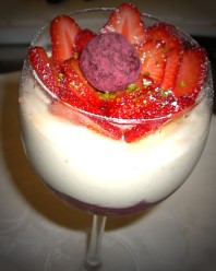 CAPPUCCINO VON RHABARBER UND ERDBEEREN